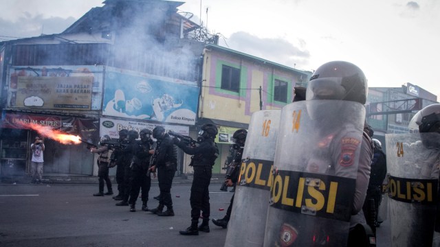 Polisi menembakan gas air mata untuk membubarkan massa saat unjuk rasa menolak Omnibus Law Undang Undang (UU) Cipta Kerja di Kartasura, Sukoharjo, Jawa Tengah, Kamis (8/10). Foto: Mohammad Ayudha/ANTARA FOTO