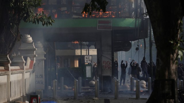 Sebuah restoran terbakar saat aksi menolak pengesahan Undang-Undang Cipta Kerja atau Omnibus Law di kawasan Malioboro, Yogyakarta, Kamis (8/10). Foto: Hendra Nurdiyansyah/ANTARA FOTO