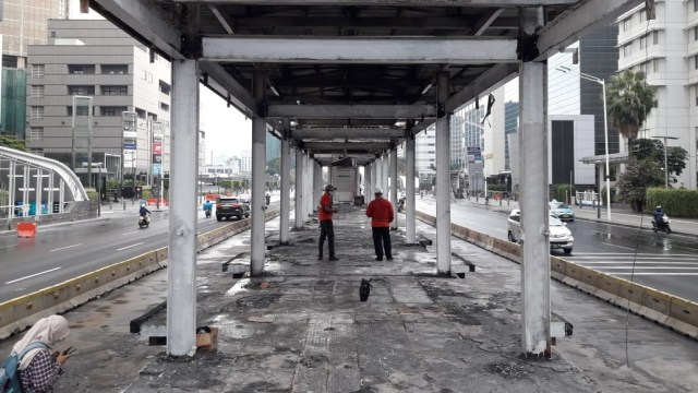 Kondisi Halte Bus Trans-Jakarta Bundaran HI yang dirusak massa aksi, di Jalan MH. Thamrin, Jakarta, Jumat (9/10). Foto: Transjakarta