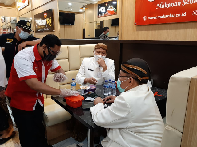 Ahyani sebagai Ketua Pelaksana Satgas mendatangi Warung New Normal 'MakanKu' di Jalan Slamet Riyadi, Sriwedari, Solo