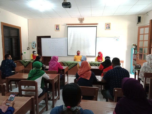 SMP N 4 Surakarta menggelar simulasi pembelajaran tatap muka dengan melibatkan 40 orang tua siswa pengurus paguyuban kelas 7, 8, 9, pada Jumat (09/10)