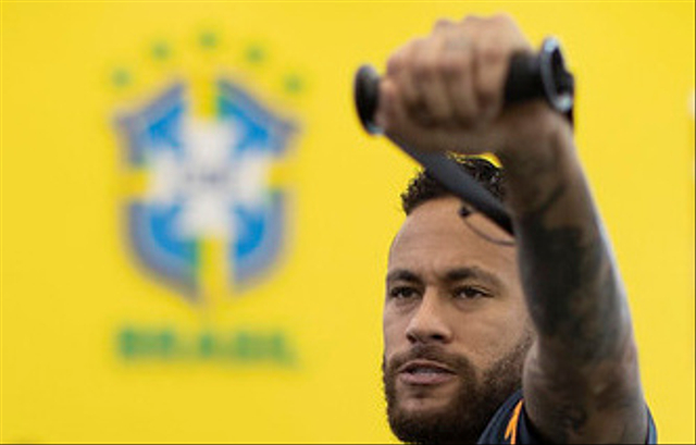 Pemain Brasil, Neymar suasana selama latihan. Foto: Reuters
