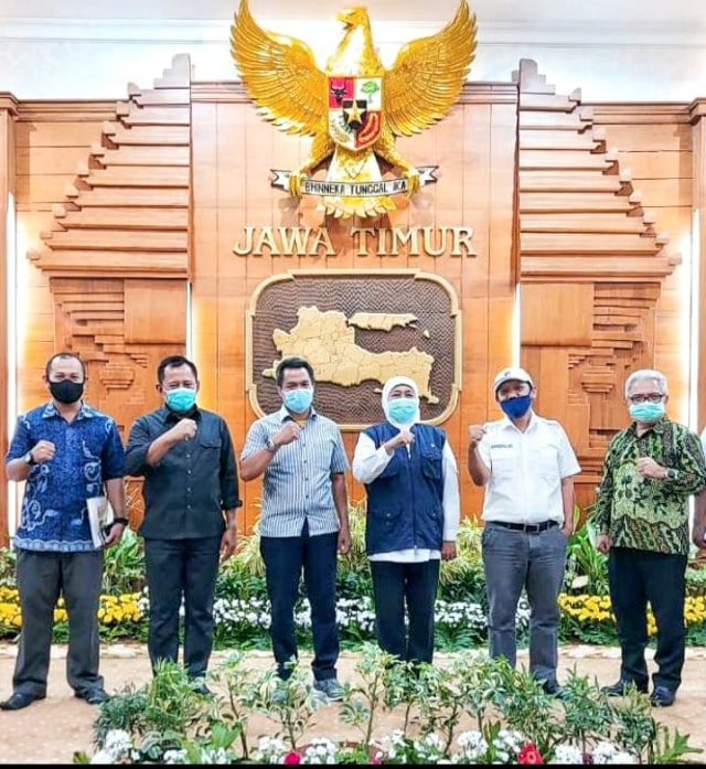 Khofifah telah menerima kehadiran dan berdialog dengan Ketua Konfederasi Serikat Pekerja Seluruh Indonesia (KSPSI ) A Fauzi, Sekjen Federasi Serikat Pekerja Metal Indonesia (FSPMI) Jazuli, dan Ketua Serikat Buruh Seluruh Indonesia (SBSI) Achmad Soim.