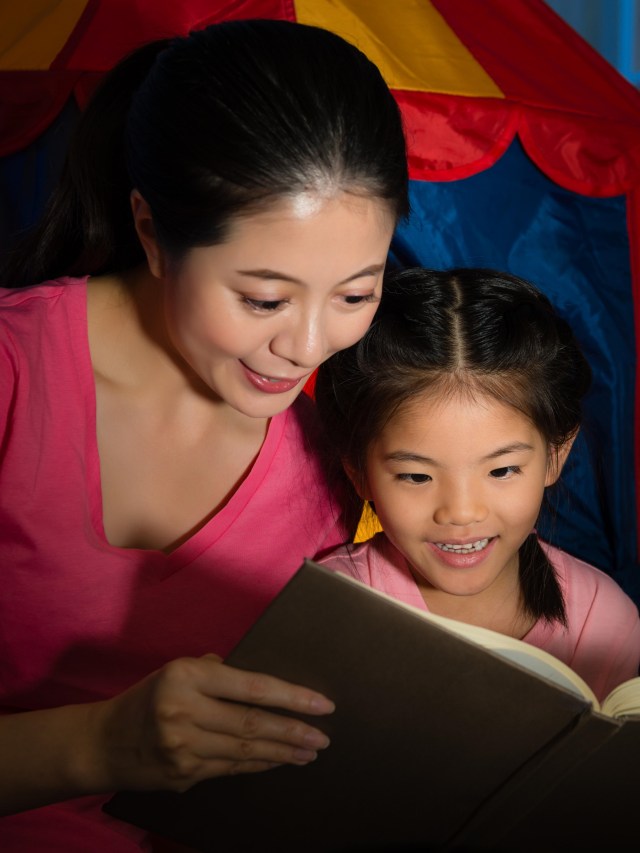 Ilustrasi ibu membacakan cerita fabel untuk anak. Foto: Shutter Stock