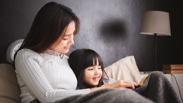 Ilustrasi ibu membacakan dongeng untuk anak. Foto: Shutter Stock