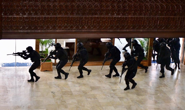 Raider TNI melakukan simulasi di kantor Gubernur Aceh. Foto: Suparta/acehkini