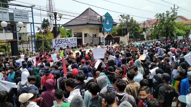 Massa demo tolak UU Cipta Kerja berada di depan gerbang gedung DPRD Brebes.