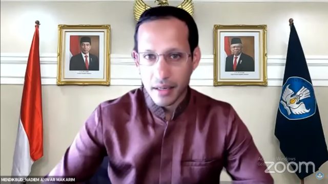 Mendikbud Nadiem Makarim memberi sambutan dalam peringatan Hari Guru Sedunia secara virtual Foto: Youtube/Kemendikbud