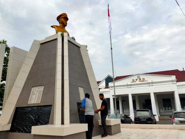 Monumen Yos Sudarso dbersihkan setelah dicorat-coret peserta aksi demo tolak UU Cipta Kerja di depan gedung DPRD Kota Tegal.