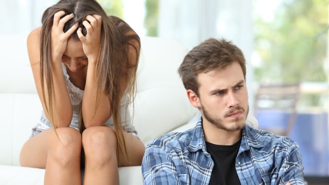 Niat Beri Kejutan, Cewek Ini Malah Pergoki Pacar Asyik Renang Bareng Selingkuhan (320322)