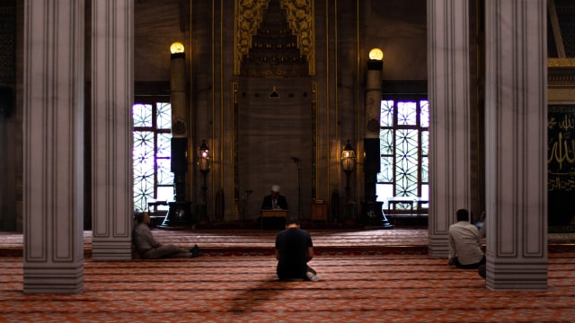Ilustrasi adab berdoa. Foto: Unsplash.com/davidmonje