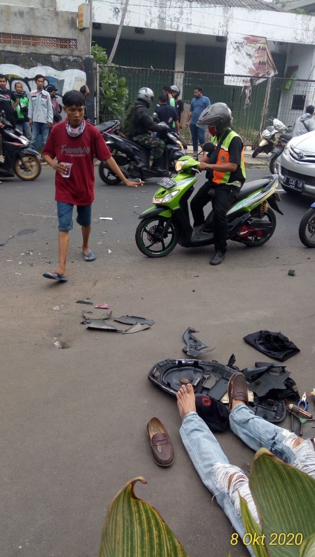 Sri Kumala tergeletak di depan parkiran kantor IZI Pusat di bilangan Condet Raya. Segera setelahnya mendapatkan layanan cepat ambulans IZI. Dok IZI
