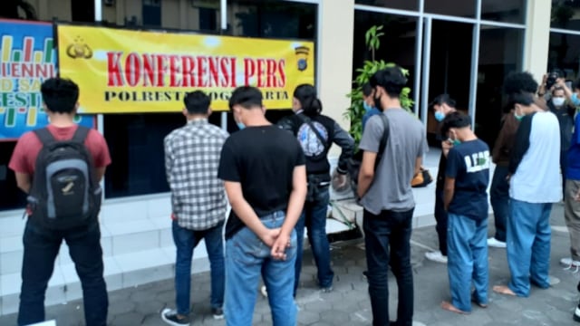 Sejumlah orang yang diamankan Polresta Yogyakarta dalam demo ricuh di DPRD DIY kemarin, Kamis (8/10). Foto: Arfiansyah Panji P/kumparan