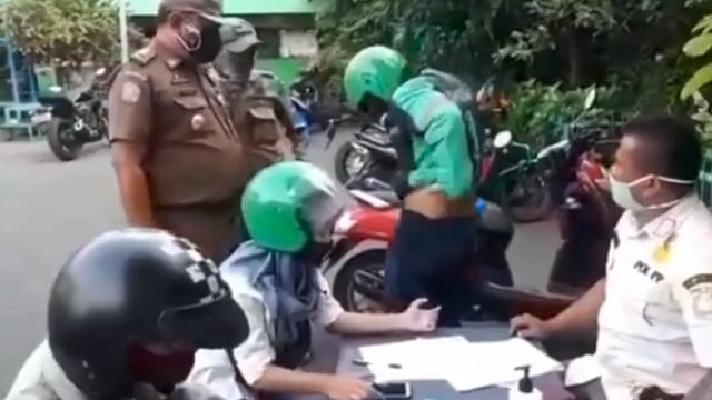 Tak Terima Penumpangnya Kena Razia Masker, Driver Ojol Malah Perlihatkan Kelamin (10970)