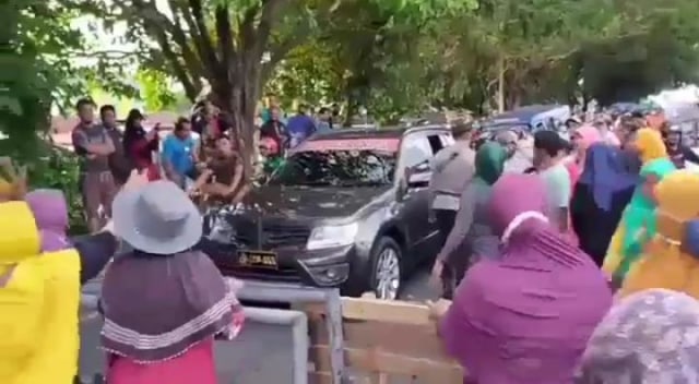 Aksi pengadangan mobil Kapolres Ternate oleh emak-emak. Foto: istimewa