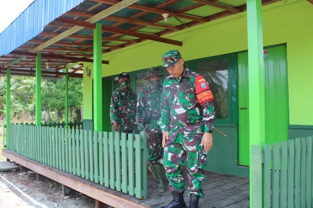 TINJAU - Komandan Kodim 1015 Sampit, Letkol Czi Akmad Safari saat meninjau hasil renovasi Musala Al Hidayah 