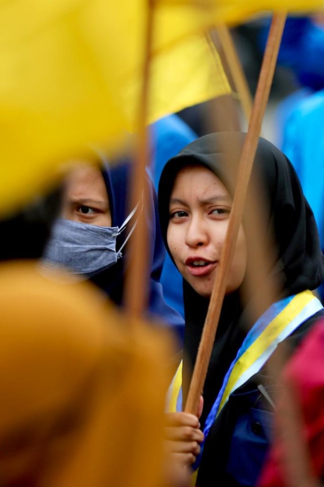 Massa dari berbagai Ormas di Banda Aceh saat menggelar aksi menolak Omnibus Law di halaman gedung DPR Aceh, Jumat (9/10). Foto: Suparta/acehkini