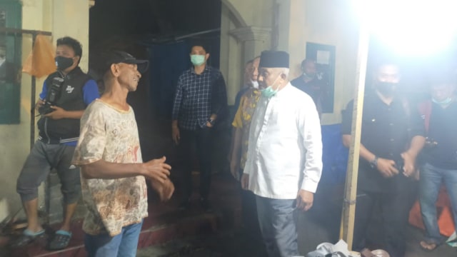 Calon Wali Kota Ternate Mohammad Yamin Tawary saat menyambangi pedagang di pelataran Dodoku Ali, Ternate. Foto: Istimewa