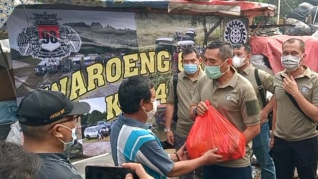 Pemberian sembako kepada masyarakat kurang mampu dari komunitas 4x4 Pajero Alumni Angkatan Udara 98 (K4K4P AAU 98) di kawasan Pasar Minggu, Jakarta Selatan. Foto: Polsek Pasar Minggu