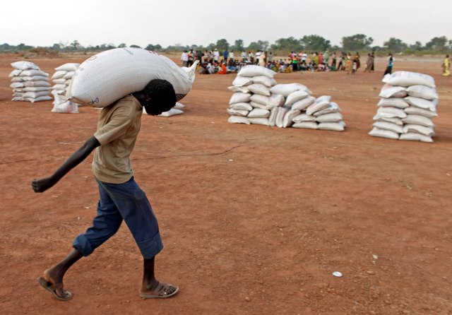 Warga Sudan Utara membawa sekarung tepung yang didistribusikan oleh staf Program Pangan Dunia (WFP) di Aweil di negara bagian Bahr el Ghazal utara di Sudan selatan 29 Desember 2010. Foto: Goran Tomasevic/REUTERS