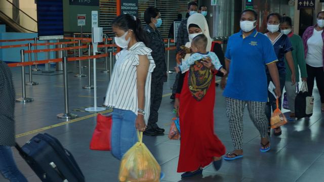 Sejumlah Pekerja Migran Indonesia (PMI) ilegal dalam proses pemulangan, di Kuala Lumpur International Airport (KLIA) 2 dengan dikawal petugas Imigrasi Malaysia dan pejabat KBRI Kuala Lumpur, Sabtu (10/10). Foto: Agus Setiawan/ANTARA FOTO