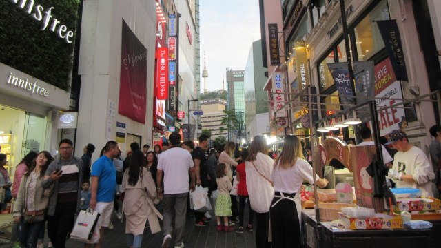 Myeongdong, kawasan wisata ramai di Korea Selatan sebelum COVID-19 melanda dunia. Foto: Khiththati/acehkini