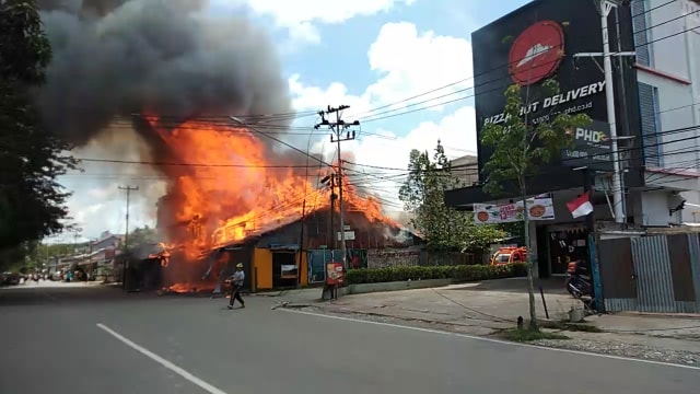 Kebakaran di Jalan M Yamin, Kota Baru, Pontianak. Foto: Istimewa