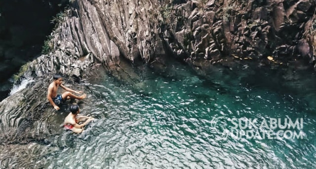Wisatawan bermain di air terjun (curug) Citaman dan kolam dibawahnya nan jernih. | Sumber Foto: Istimewa/Dok Sukabumiupdate.com