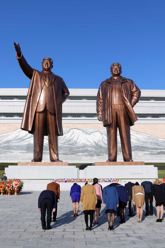 Orang-orang mwengberi penghormatan di patung perunggu mantan pemimpin Korea Utara Kim Il Sung dan Kim Jong Il di Pyongyang, Korea Utara, Sabtu (10/10). Foto: Cha Song Ho/AP Photo