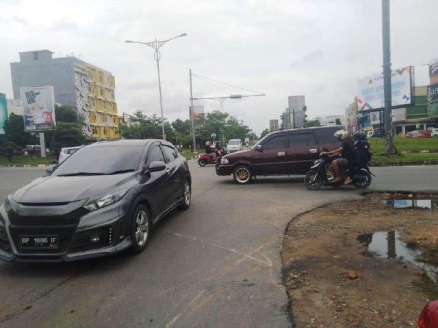 Arus lalin di Simpang Kalista terpantau semrawut menyusul padamnya traffic light. (Foto: Reza/batamnews)