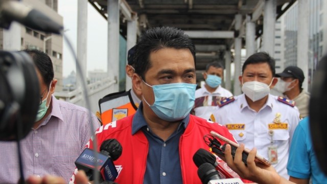 Wakil Gubernur Provinsi DKI Jakarta, Ahmad Riza Patria saat melakukan peninjauan sejumlah fasilitas umum yang rusak usai demo di Jakarta. Foto: PPID DKI JAKARTA