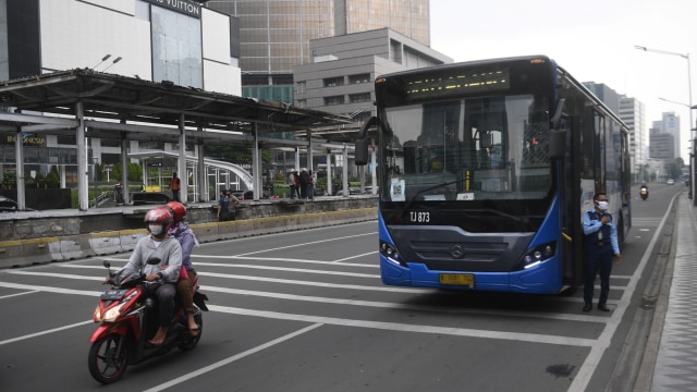 Bus Transjakarta berhenti di samping halte Bundaran HI yang hangus terbakar, di Jakarta, Sabtu (10/10). Foto: Akbar Nugroho Gumay/ANTARA FOTO