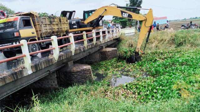 Antisipasi Banjir Endapan Tanah Dan Sampah Sungai Di Brebes Dikeruk Kumparan Com