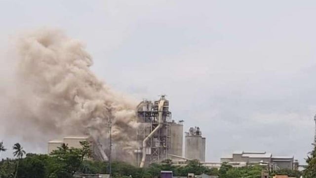 Asap mengepul dari PT Solusi Bangun Indonesia Tbk, Sabtu (10/10). Foto: Dok. Istimewa