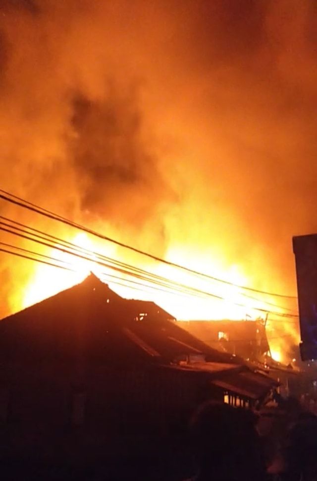 Pasar Sungai Pinyuh terbakar. Foto: Dok Hi!Pontianak