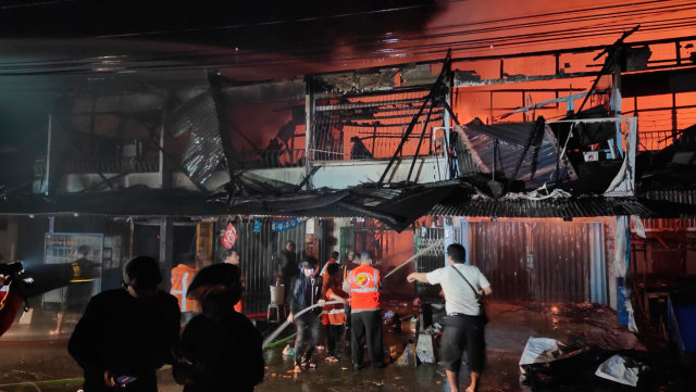 13 ruko terbakar di Pasar Sungai Pinyuh, Mempawah. Foto: Dok Polres Mempawah