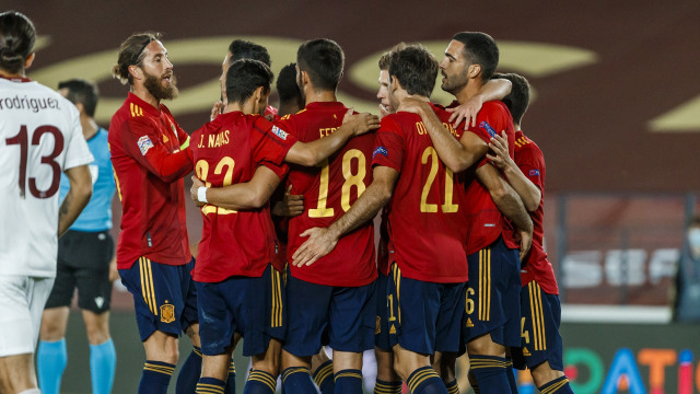 Timnas Spanyol merayakan gol Oyarzabal ke gawang Swiss. Foto: Timnas Spanyol via @SeFutbol
