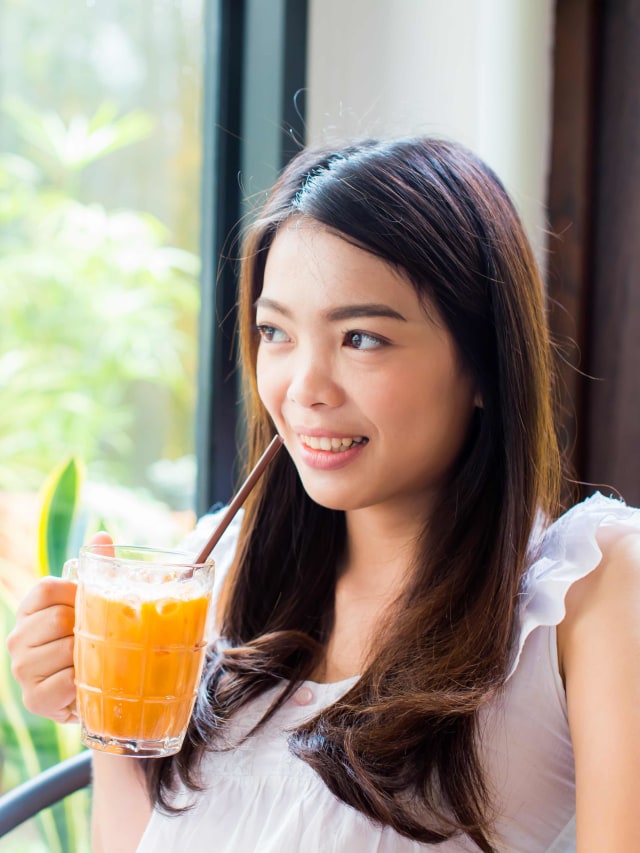 Ilustrasi minum thai tea. Foto: Shutter Stock