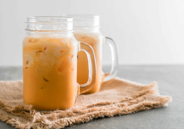 Ilustrasi minum thai tea. Foto: Shutter Stock