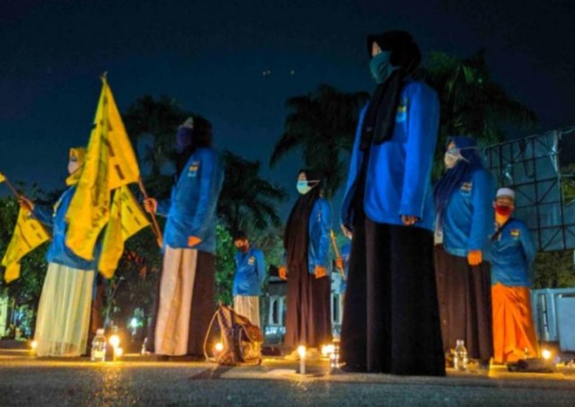 Para mahasiswa saat melakukan aksi damai dengan doa bersama di Kotawaringin Timur, Sabtu (10/10) malam.