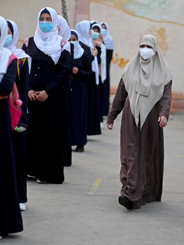 Suasana saat sejumlah pelajar putri kembali belajar ke sekolah. Foto: Mohammed Salem/Reuters