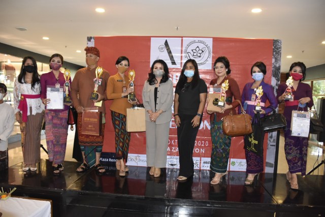Ketua Dekranasda Kota Denpasar, I.A Selly Mantra (tengah) bersama peserta pameran dan lomba - IST