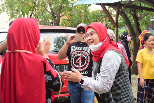 Calon Bupati Indramayu Nina Agustina saat menyapa warga di Desa Bulak Kecamatan Jatibarang Kabupaten Indramayu. (Ciremaitoday)
