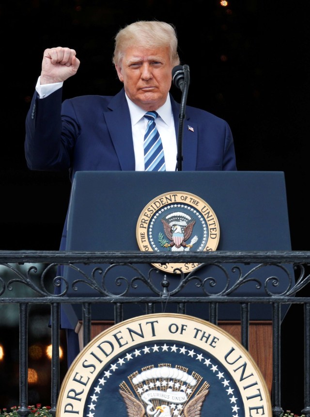 Presiden AS Donald Trump pidato tanpa masker di balkon Gedung Putih di depan para pendukung yang berkumpul di South Lawn. Foto: Tom Brenner/Reuters