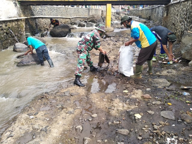 Antisipasi Banjir, Warga Bersihkan Sampah di Sungai Citamba Kuningan, Jabar (572457)