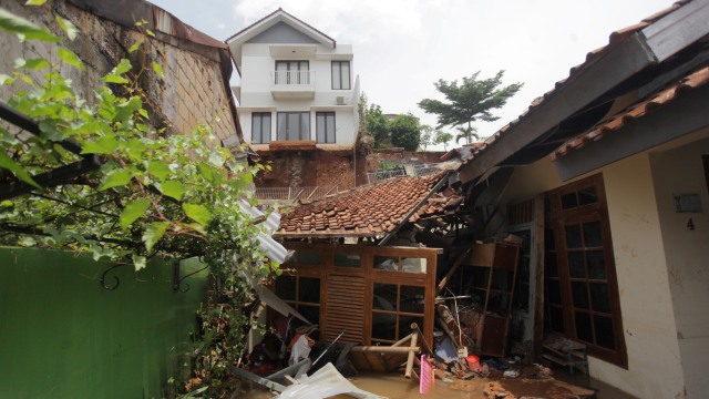Foto: Melihat Longsor yang Menimpa Permukiman di Ciganjur, Jakarta Selatan (543)