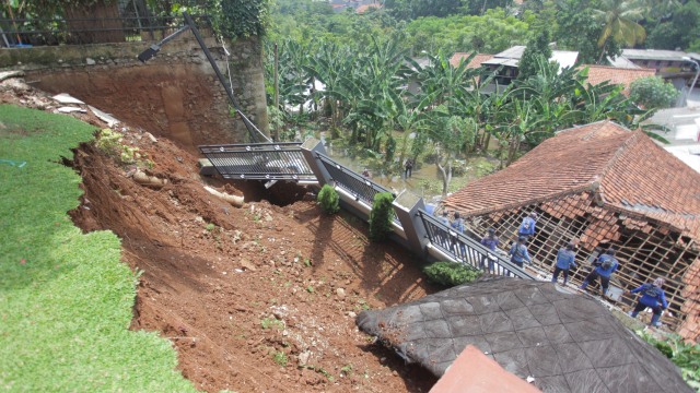 Foto: Melihat Longsor yang Menimpa Permukiman di Ciganjur, Jakarta Selatan (541)