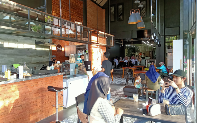 Suasana kafe Kopi Djagongan yang jadi tempat nongkrong favorit anak muda di Surabaya. Foto-foto: Masruroh/Basra﻿
