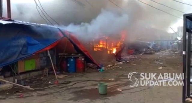 Kebakaran di Tempat Penampungan Sementara (TPS) Pasar Terminal Cibadak, Kabupaten Sukabumi, Minggu (11/10/2020). | Sumber Foto: Istimewa
