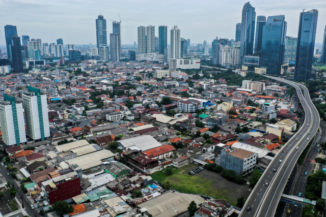 Foto udara pemukiman di kawasan Jalan Sudirman, Jakarta, Minggu (11/10). Foto: Galih Pradipta/ANTARA FOTO